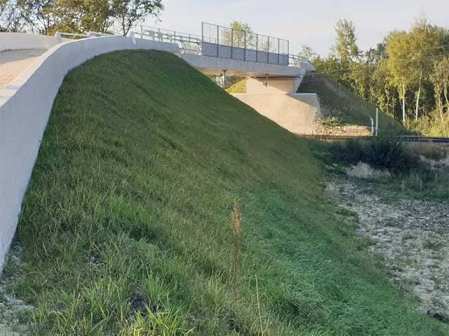 Talus engazonné au bord d’un ouvrage